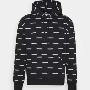 Helt ny Calvin Klein hoodie. Oanvänd, dvs prislappen sitter kvar. Fick den i present passade inte riktigt mig. Nypris ca 1000. Mitt pris 400. Storlek S. Skriv om ni vill ha bilder på själva tröjan också.