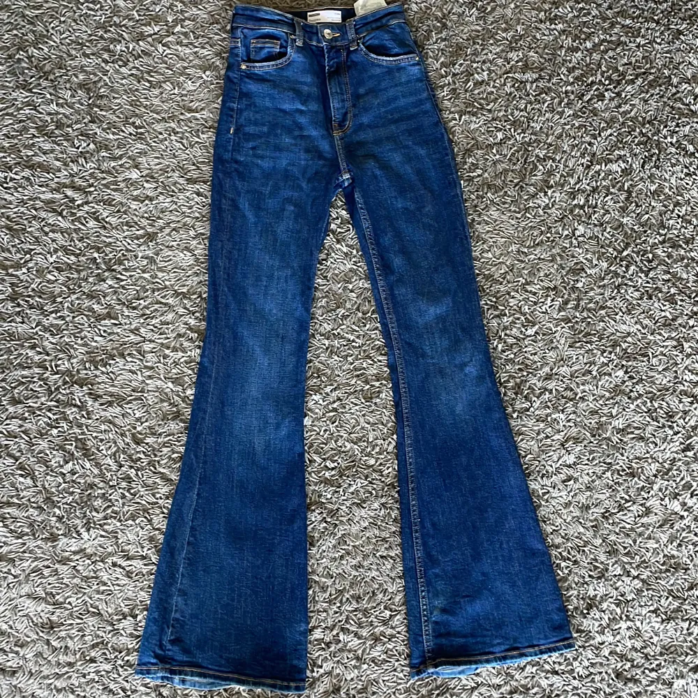 Bootcut jeans från bershka. Använda max två gånger och finns inga synliga tecken på användning! . Jeans & Byxor.