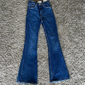 Bootcut jeans - Bootcut jeans från bershka. Använda max två gånger och finns inga synliga tecken på användning! 