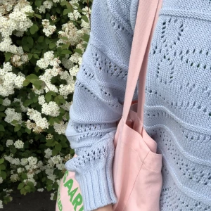 Stickad ljusblå tröja - Ljusblå stickad tröja från Tommy Hilfiger 🩵 Endast använd ett fåtal gånger Storlek: XS Nypris: 700kr