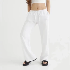 Vita Linnebyxor - Jättefina och sköna linnebyxor från hm! Byxorna är i bra skick, endast använda en gång💗