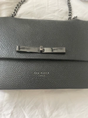 Väska som passar till allt! - Snygg väska som passar till allt, äkta Ted baker köpt i usa för 1200kr säljer för 900❣️ganska använd men inga slitningar på lädret endast på knappen men inget man lägger märke till!💗pris kan diskuteras💗skicka gärna prisförslag!💗