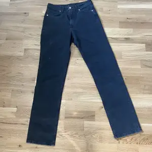 Vintage svarta raka jeans med högmidja, i gottskick nästan helt oanvända  Midjemått: 36 cm  Innerbensmått:79 cm