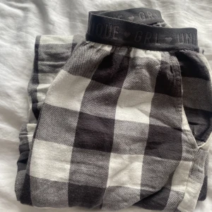 Rutiga pyjamasbyxor - Sköna pyjamasbyxor från Kappahl storlek 158. 