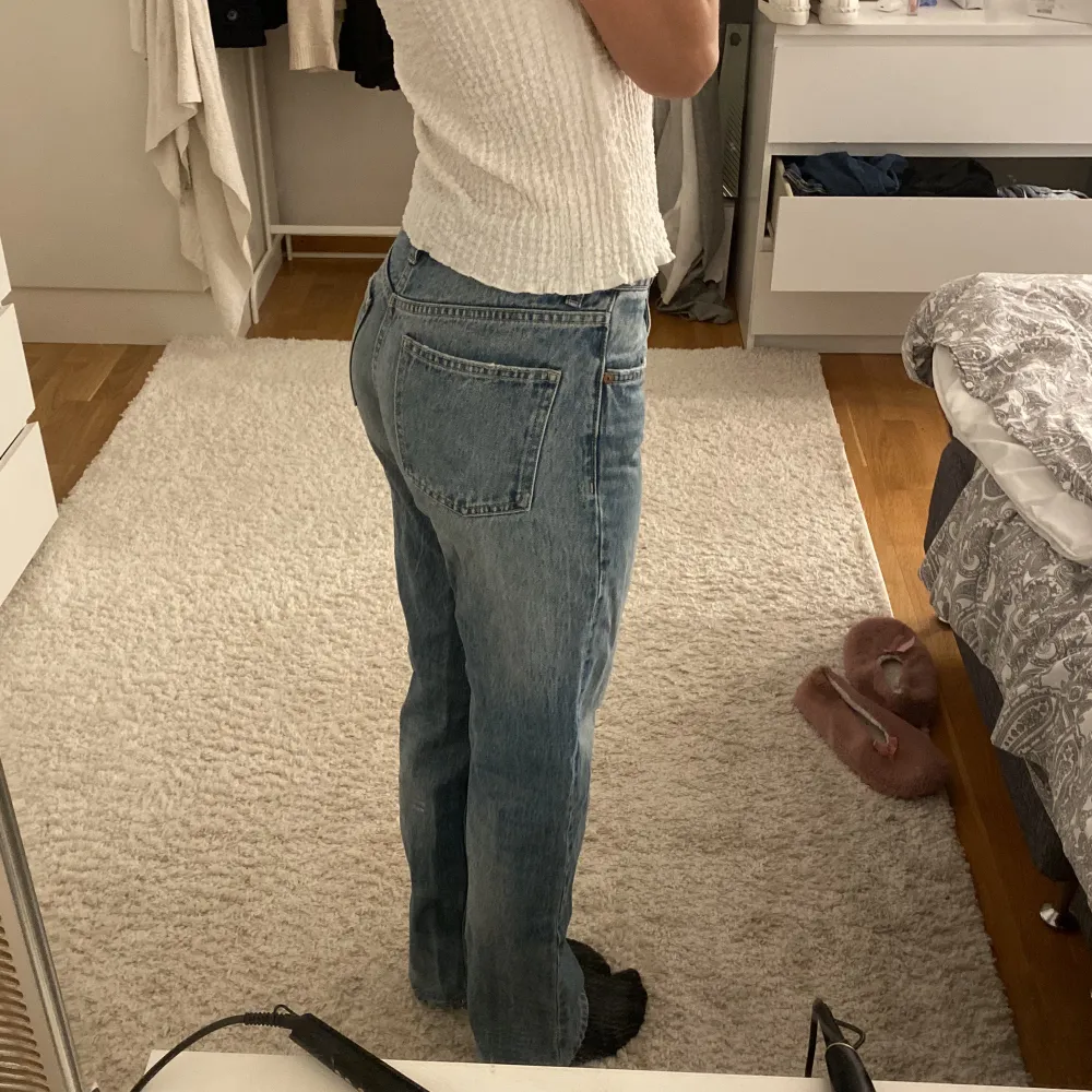 Jättesnygga mid/low waist jeans som är som nya! Från zara och helt slutsålda🫶🫶. Jeans & Byxor.