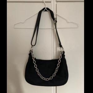 Svart axelväska - Svart axelremsväska/shoulder bag med kedja från weekday. Nylonliknande material. Helt ny, aldrig använd