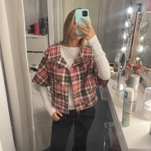Kortärmad kappa - Svinsnygg rutig rosa kortärmad/ trekvarts kappa. Den är i storlek L men jag brukar ha storlek S och denna sitter fortfarande jättesnyggt på. (Billigare frakt via ”köp nu”)