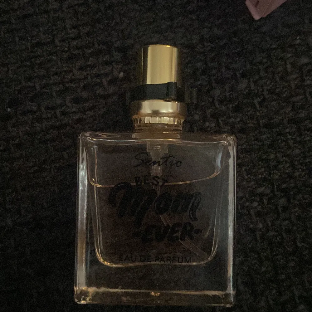 Säljer denna parfym, ett sprut är använt (står ej för frakten) 🙌🏻 . Parfym.