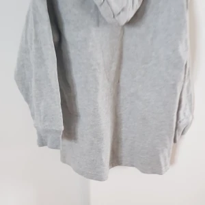 Tröja - Grå tröja. Oanvänd. Storlek 140.
