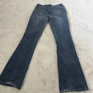 Säljer ett par jättefina Lågmidjade jeans!   jag skulle uppskatta de till en storlek 27 i midjan Längden passar någon som är  170 och neråt   Märket är Tom tailor