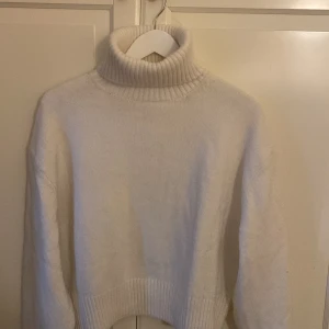 Vit stickad tröja  - Stickad tjock tröja, mycket fint skick, snygg till höst.