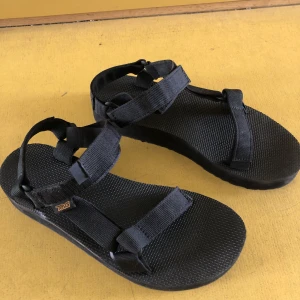 Teva Sandaler - Säljer ett par Teva sandaler. Använda endast en gång. 