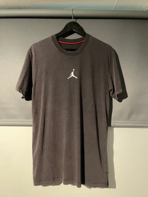 Jordan t shirt - Jordan t shirt Storlek small  Helt ny lappar å allt kvar