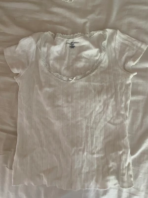 Brandy Melville topp - Eftertraktad Jättegullig brandy Melville tshirt. Använd få gånger och inga defekter❤️Hör av er vid frågor!💓