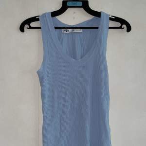 Säljer denna ljusblåa topp/linne från Zara. Den är i storlek XS men är väldigt stretchig. 💞