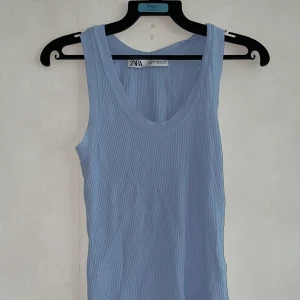 Linne - Säljer denna ljusblåa topp/linne från Zara. Den är i storlek XS men är väldigt stretchig. 💞