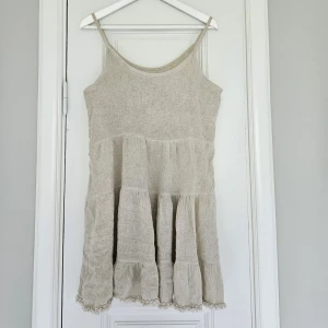 Linneklänning - Superfin linneklänning i nyskick! Köpt i Spanien förra sommaren men har ej kommit till användning. Passar perfekt både till vardags och som coverup❤️ köpt för omkring 400kr. Står tyvärr ingen storlek men motsvarar kanske en S-M-L beroende på passform