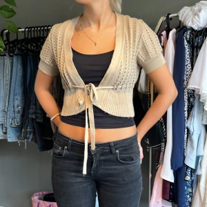 Bolero med spets  - En beige/brun bolero med spets/brodering! I strl S 