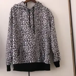 En oversized vit leopardmönstrad hoodie från Na-kd med stor Luva och ficka. Nästan aldrig använd där av bra skick! 