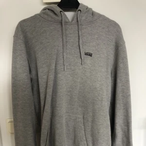 Vans hoodie - Snygg vans hoodie i grå. Storlek xs men sitter även som S. Fint skick