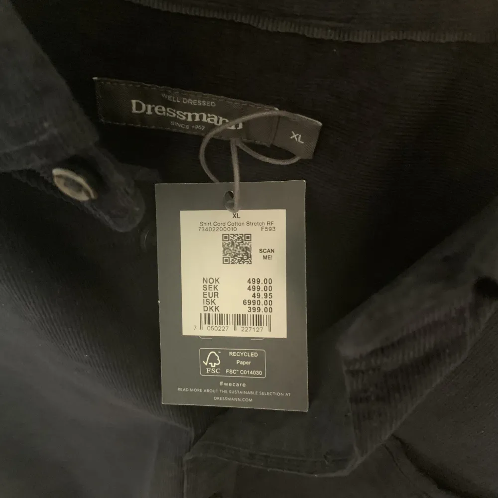 Svart skjorta i manchester-tyg från Dressman. Funkar både som overshirt/överskjorta och som vanlig skjorta. Aldrig använd, prislappen sitter kvar. Storlek XL (43/44). Skicka meddelande vid frågor eller fler bilder . Skjortor.