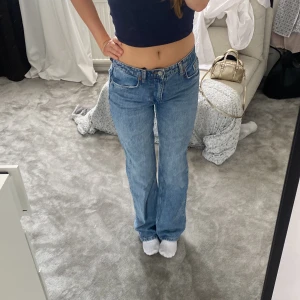 Zara low waist jeans  - säljer dessa low waist straight jeans i mörkblå! Köpta på Zara och sparsamt använda därav fint skick! Pris kan diskuteras!🩷