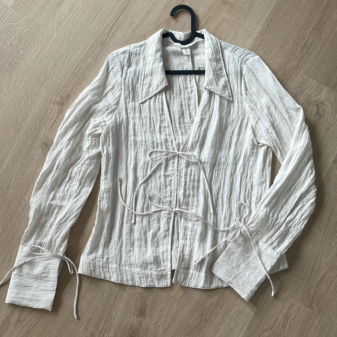 Vit blus med snören