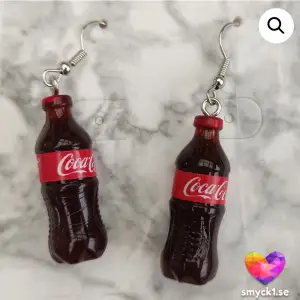 1 par örhängen med Cola-miniatyrflaskor (Nickelfritt)
