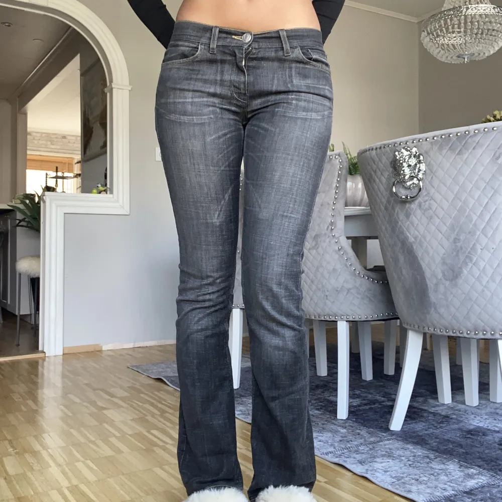 Säljer dessa grå/svarta lågmidjade jeans från crocker🙏🏼💓De sitter bra på mig som är runt 1,73 men skulle lätt passa dig som är kortare. Sparsamt använda där av priset💕💕. Jeans & Byxor.