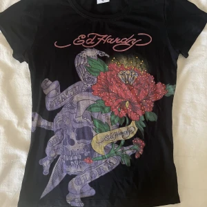 Ed Hardy Tee - söt Ed Hardy tröja. Använt ett fåtal gånger, inga defekter. Väldigt liten S. Mer åt XS hållet
