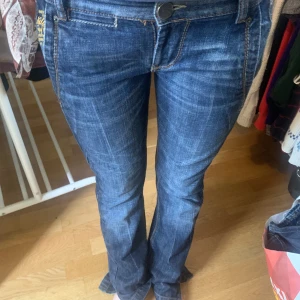 Lågmidjade jeans  - Säljer då dessa jeans är för små. Är 100% bomull och jeansen är i fint skick bortsett från att en söm till vänster om jeansknappen börjat gå upp (se 1:a och 3:dje bilden). Benen har korta ”slitar” längst ner, syns lite i 1:a men kan skicka bättre bilder