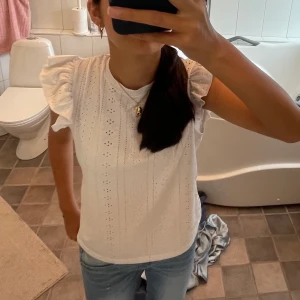 Vit volang t-shirt - Säljer en t-shirt som inte kommer till användning längre. Superfint skick och skön! Storlek S men passar nog en Xs också💓 Fler bilder går att få💘