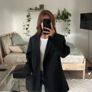 Oversize kavaj - Mörkgrå oversize kavaj med axelvaddar! Rak och snygg passform, one-size men skulle säga att den nog sitter snyggast på en S/M