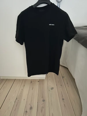 Arigato t-shirt - En snygg T-shirt från Axel Arigato! Den har använts typ 1-2 gånger, köptes på Arigato butiken vid Stureplan. Nypriset på denna är 800kr. Den är stor i storleken, skulle säga att den passar M-L även fast det står S. Skriv vid intresse!