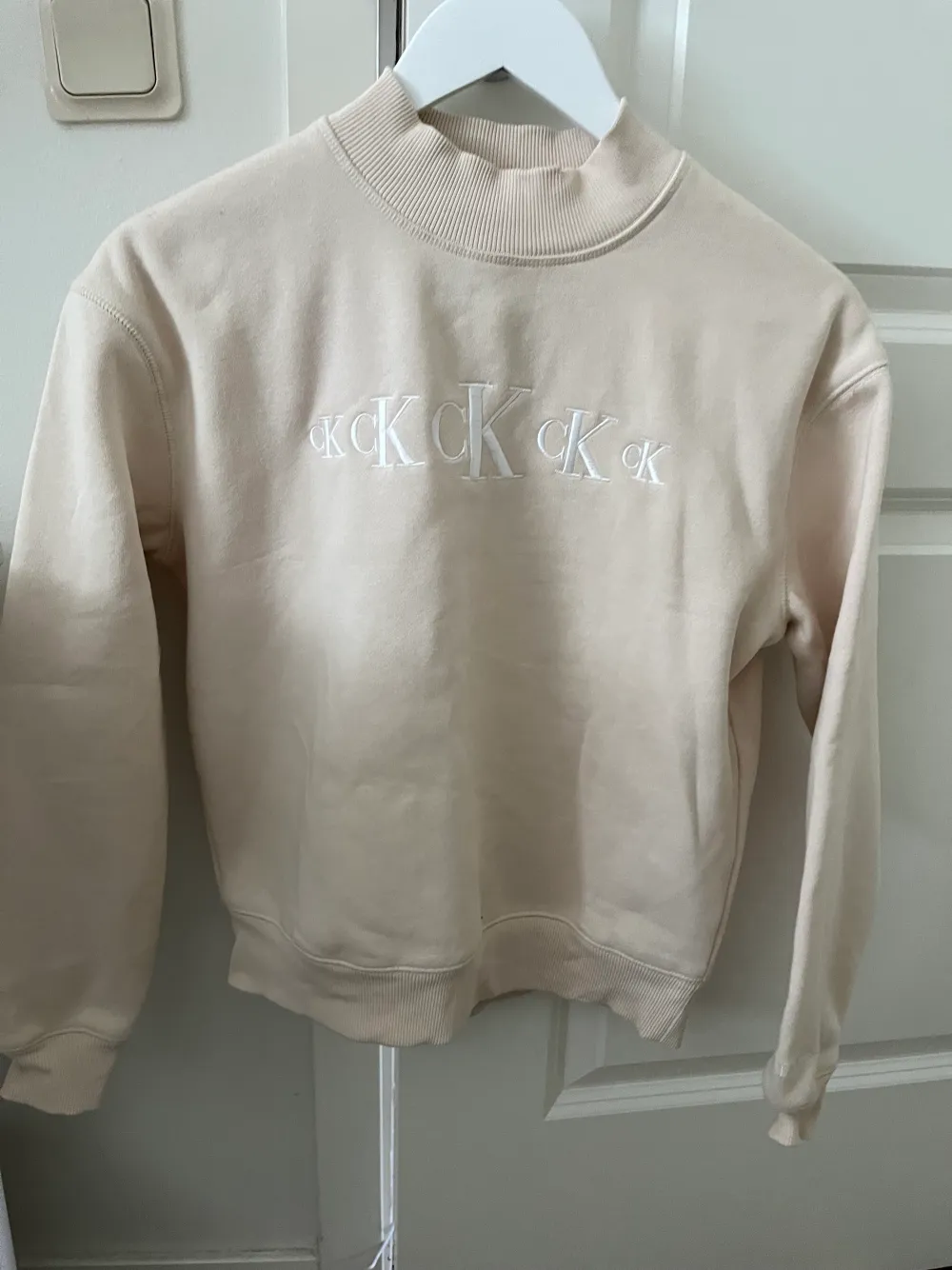 Oanvänd Calvin Klein sweatshirt med hög krage. Tröjor & Koftor.