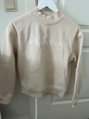 Oanvänd Calvin Klein sweatshirt med hög krage