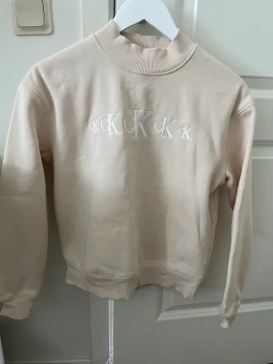 Calvin Klein sweatshirt  - Oanvänd Calvin Klein sweatshirt med hög krage