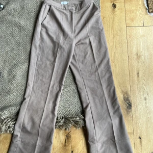 Kostymbyxor  - Beiga/bruna kostymbyxor i nyskick. Använda en gång💕