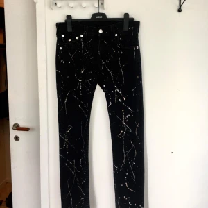 True religion limited edition byxor storlek 3/ - Byxorna är i topp form, dom är begagnade, märks knappt. Dom har åldrats med kärlek. Storkleken  32 i midjemått. Modellen är limited edition och jag säljer den för ett riktig skräppris jämfört med vad jag betalade för dom förut.