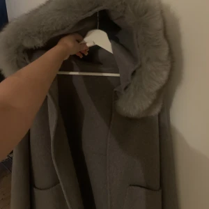 Kappa med päls luva  - Knappt använd med äkta päls på luvan funkar bra emot hösten och vintern, är i storlek S. Köpte den för 1700kr från Furstockholm, men säljer för 1000kr