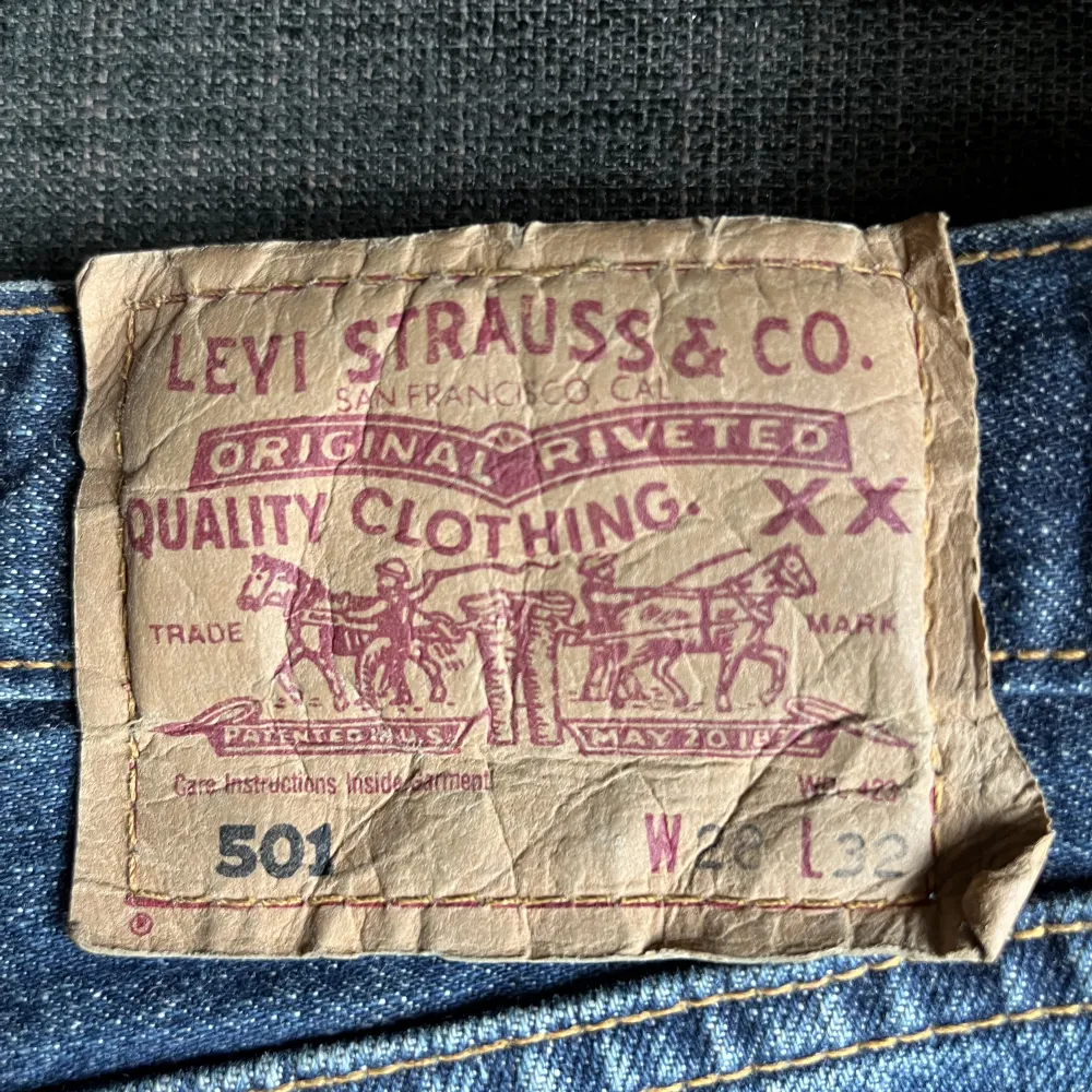 Säljer även dessa jeans från Levis då de inte kommer till användning för jag har ett par liknande🫶🏼säljer för 550 men kan även tänka mig sänka priset vid snabb affär. Jeans & Byxor.