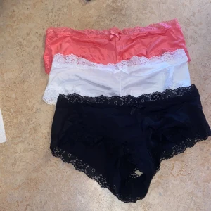 Trosor - Säljer dessa tre trosor. 50kr för alla. Helt oanvända. Storlek L men är som en S samt liten M