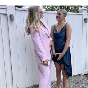 Rosa kostym zara - Säljer denna fina kostym från zara! Endast använd 1 gång så i toppen skick💕💕