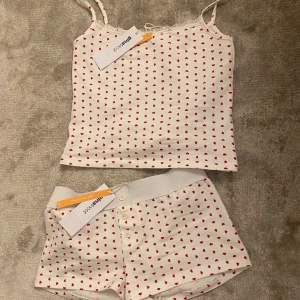 Pyjamas  - Säljer den otroligt fina och populära pyjamasen från Gina tricot då jag köpte fel storlek! Prislappen kvar! 