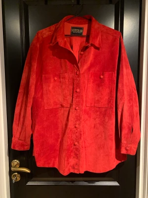 Röd mockaskjorta - Röd overshirt i mocka från STITCH AB Av Ulrika Werkelin i mycket fint skick