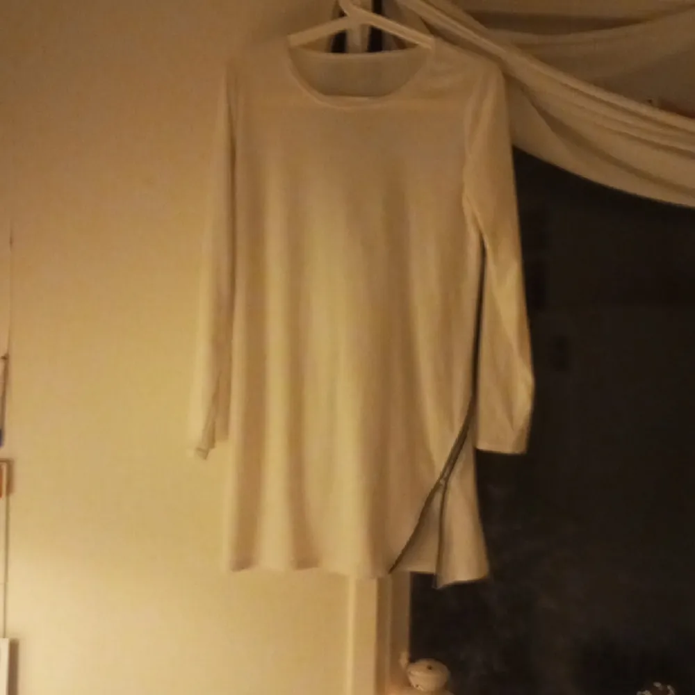 Vit ny tunika använd 2ggr tvättad en storlek medium 36/38 är 170cm själv ,fått i present men används ej dock ursnygg. Puserot.