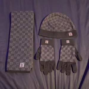 Louis Vuitton Mössa - Tjena säljer ett riktigt fett lv set som är jätte eftertraktad. Har boxar och kvittot till någon av dom. Med tanke på att det är ovanligt att ha hela settet säljer jag den inte billigt. Om någon vill köpa något separat är det 5k. Hör av er vid intresse