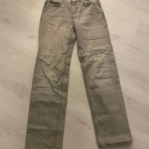 jeans  - Gråa Jens från gina i stl 34. 