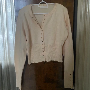Cardigan - Trendiga kofta med tryckknappar, sitter något oversize. 