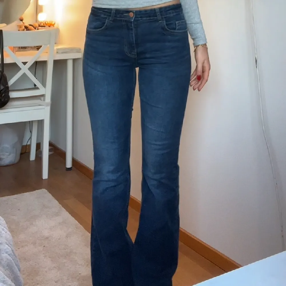 Lågmidjade bootcut jeans ifrån märket JDY. Knappt använda . Jeans & Byxor.